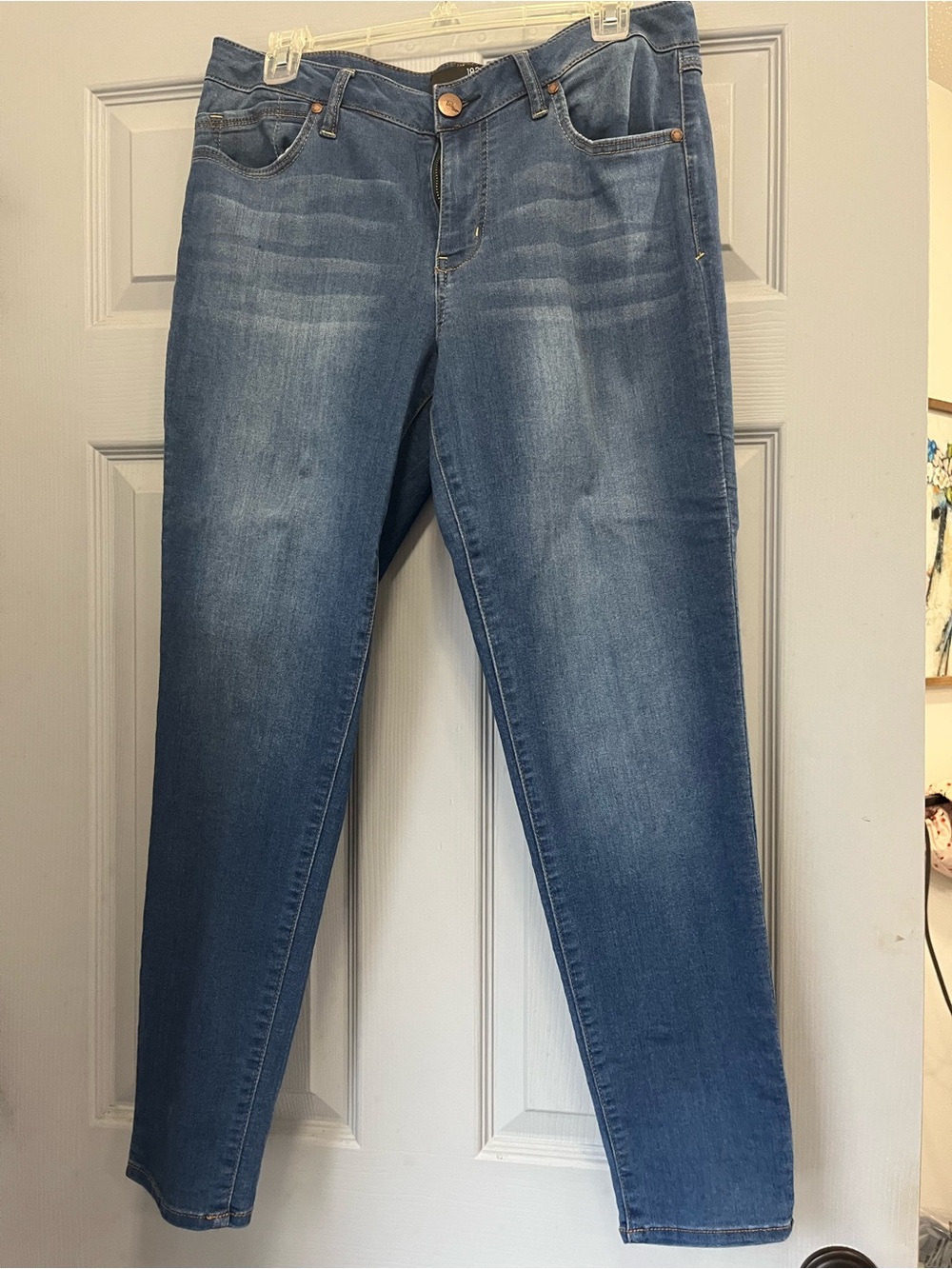 1822 Denim Skinny Jeans in Medium Blue Wash